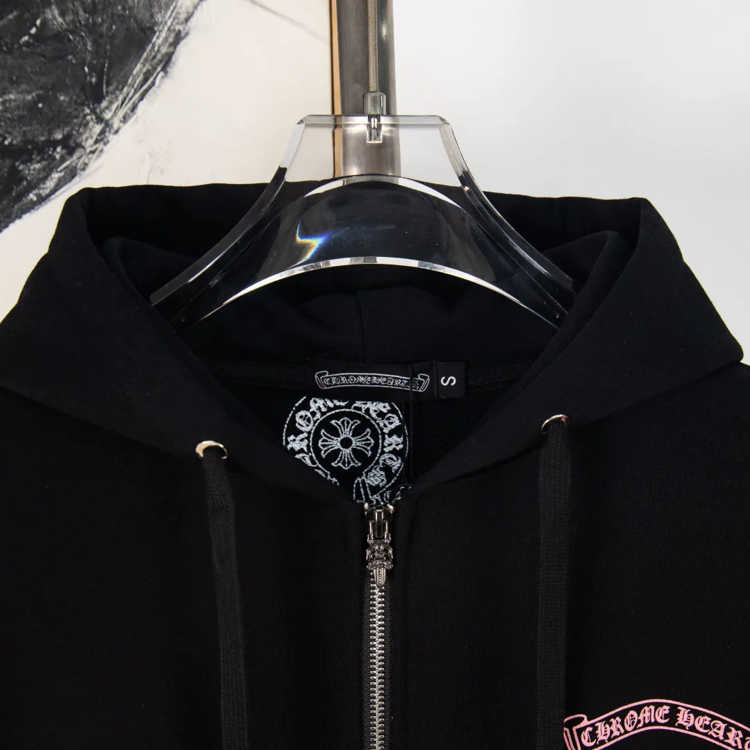 P330 zp version [exclusive supply] Chrome Hearts' latest Chrome Hearts Deadly Doll co-branded comic girl zipper long-sleeved hooded sweatshirt jacket. Heavy production. Scan the QR code to enter the official website in seconds. All customized original versions are the same. Many details. What you see is what you get. Look for the exclusive background. Zhengerbajing 500g pure cotton large terry fabric. All fabrics have been shrunk in advance. Quality first. What you see is what you get. The pattern will not change after one wash. Distinguish some disposable clothes in the market. Three standards Complete packaging, all original and customized, same style for men and women, versatile, more classic version, very unique color: black, size: S M L XL, number: MY10825